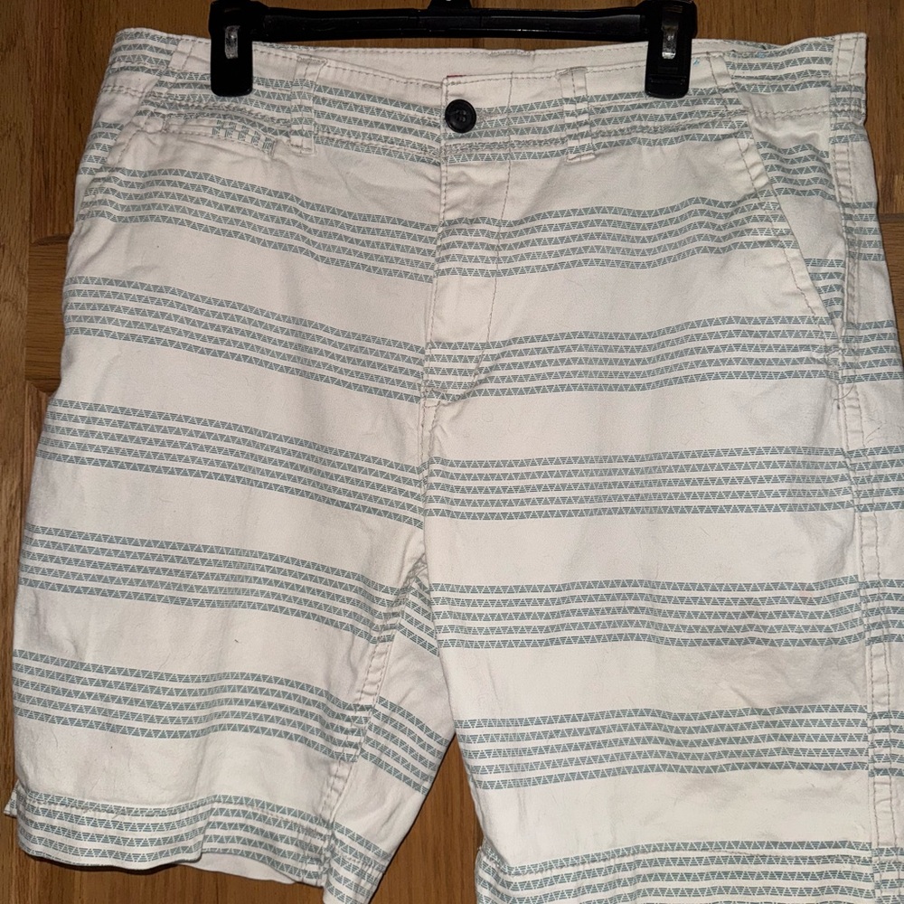 Unionbay cream and green design shorts size 36 men’s